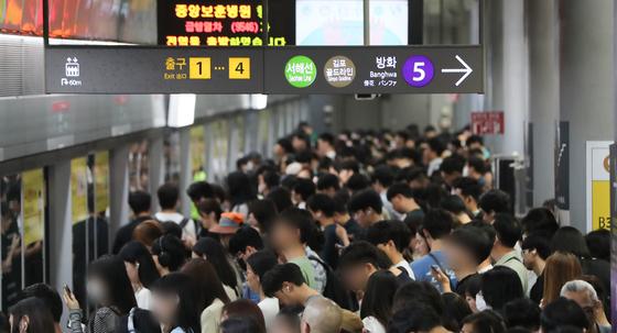 "출근길 '지옥철' 9호선 급행, 아이 태우지 마라" SNS 공감