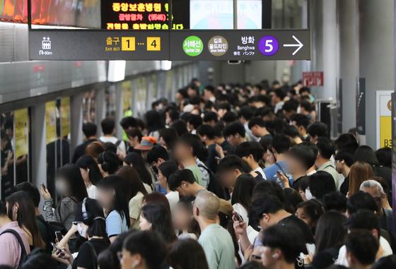 "출근길 '지옥철' 9호선 급행, 아이 태우지 마라" SNS 공감