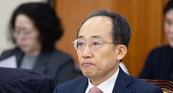 '계엄해제 방해' 추경호, 내란중요임무종사 혐의 재판 시작