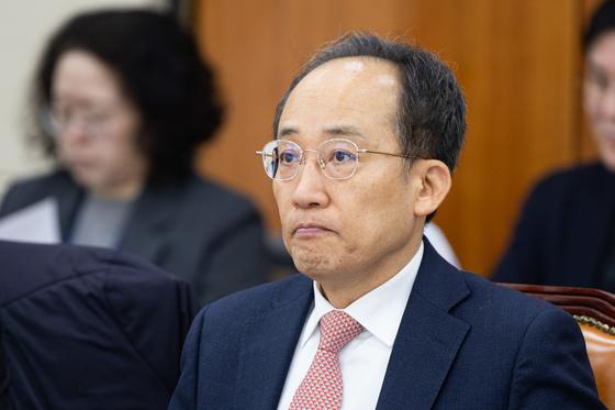 '계엄해제 방해' 추경호, 내란중요임무종사 혐의 재판 시작