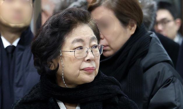 현정은 현대그룹 회장, 김문희 명예이사장 떠나는 길 지켜