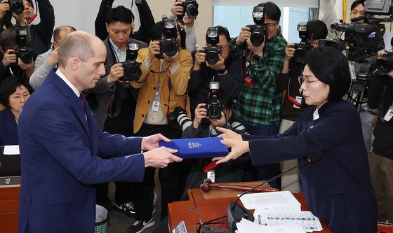 증인선서문 제출하는 해롤드 로저스 쿠팡 임시대표