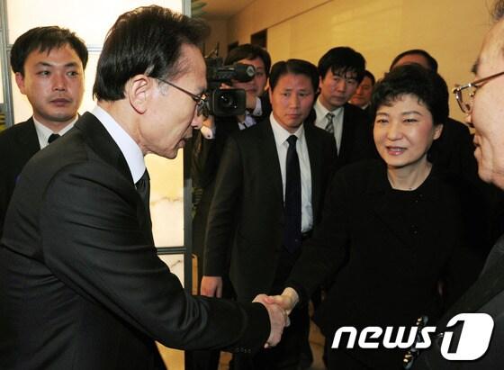 이명박 전 대통령&#40;왼쪽&#41;과 박근혜 대통령.