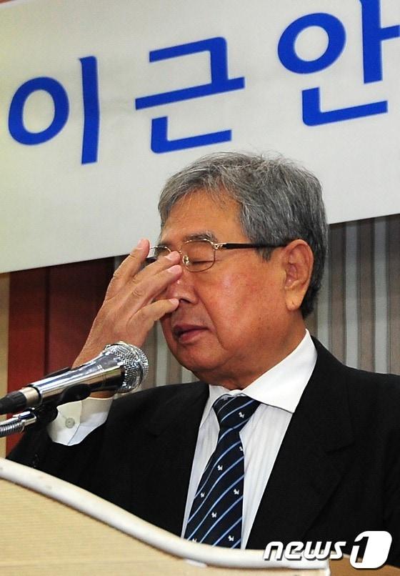 고 김근태 전 민주통합당 상임고문을 비롯한 민주화 인사들에 대한 수사를 맡아 &#39;고문기술자&#39;로 이름을 날린 이근안 전 경감이 14일 오후 서울 성동구 성수동의 한 연회장에서 열린 자신의 자서전 &#39;고문기술자 이근안의 고백&#39; 출판기념회에서 심경을 밝히며 곤혹스런 표정을 하고 있다. 2012.12.14/뉴스1