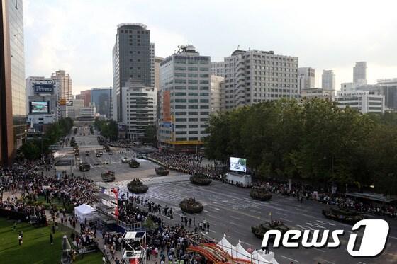 건군 제 65주년 국군의 날인 1일 오후 서울 숭례문에서 세종대로 사거리까지 전차, 장갑차, 미사일 등 지상장비와 병력이 참가한 시가행진이 펼쳐지고 있다.2013.10.1/뉴스1