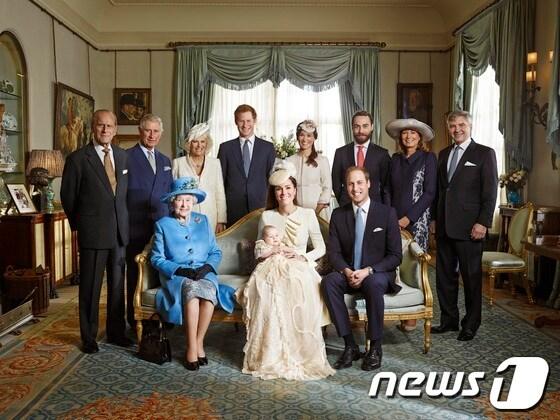 지난 2013년 120년 만에 영국 왕실 4세대의 모습을 담은 사진이 공개됐다. 앞줄 왼쪽부터 엘리자베스 여왕, 조지 왕자를 안고 있는 케이트 왕세손비, 윌리엄 왕세손. 뒷줄 왼쪽부터 엘리자베스 여왕의 남편인 필립공, 찰스 왕세자, 카밀라 왕세자비, 해리 왕자, 왕세손비의 형제인 피파 미들턴, 제임스 미들턴, 왕세손비의 부모인 캐롤 미들턴, 마이클 미들턴. ⓒ AFP=News1