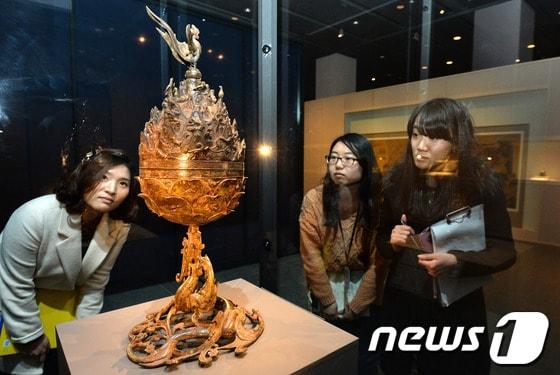 9일 오후 서울 용산구 국립중앙박물관 기획전시실에서 &#39;한국의 도교문화-행복으로 가는 길&#39; 특별전 개막행사 참석자들이 국보287호 백제금동대향로를 보고 있다.  2013.12.09/뉴스1