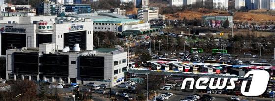 인천시는 남동구 남동대로에 위치한 구월농산물도매시장 부지&#40;5만8663㎡&#41;와 건물&#40;4만4101㎡&#41; 매각 우선 협상자로 롯데쇼핑을 선정하고 투자약정서를 체결했다고 9일 밝혔다. 지난해 구월농산물도매시장 앞에 위치한 인천터미널 부지와 건물을 인천시로부터 사들인 롯데쇼핑은 인근 일대를 일본 도쿄의 랜드마크인 &#39;롯본기 힐&#39;과 같은 &#39;롯데타운&#39;으로 조성할 계획이다. 사진은 9일 인천종합터미널과 뒤로 보이는 구월농산물도매시장.2014.1.9/뉴스1