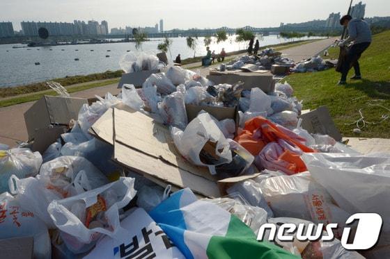 한강공원에 쌓여있는 쓰레기. &#40;사진은 기사 내용과 무관함&#41; / 뉴스1 ⓒ News1