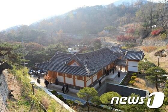 19일 오후 서울 종로구 청운동 청운문학도서관에서 개관식이 열리고 있다. 인왕산 자락에 공원관리사무소로 쓰던 건물을 철거하고 지하1층·지상1층 규모로 조성된 종로구 첫 한옥형 공공도서관인 청운문학도서관은 인근 윤동주 문학관과 연계해 ‘문학 특화도서관’으로 운영하게 된다. 2014.11.19/뉴스1 ⓒ News1 한재호 기자