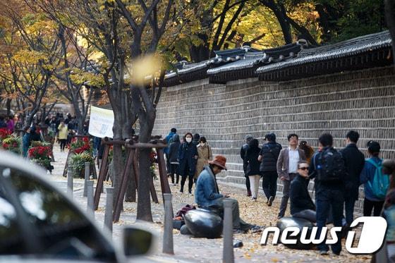 시민들이 옷깃을 여미고 바람에 흩날리는 낙엽을 바라보며 가을의 정취를 즐기고 있다. &#40;자료사진&#41;/뉴스1 DB