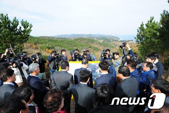 정홍원 국무총리가 21일 오전 경북 영덕군 영덕읍 창포리 풍력발전소 단지를 찾아 한수원 관계자로부터 신규 원전부지에 대한 설명을 듣고 있다.2014.11.21/뉴스1 ⓒ News1 최창호 기자