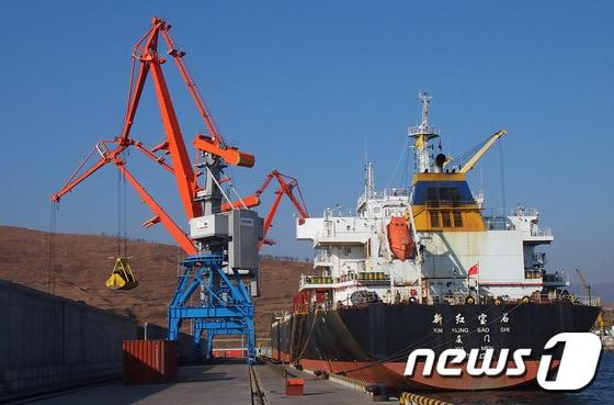 중국 선적 화물선이 경북 동해안 포항 앞바다에 도착했다.&#40;통일부 제공&#41; &#40;사진은 기사 내용과 무관함&#41; / 뉴스1 ⓒ News1 한재호 기자