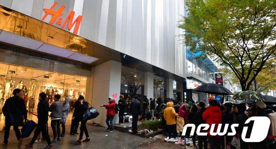 서울 명동 눈스퀘어 H&M 매장 앞에 의류를 구매하려는 시민들이 줄을 서고 있다. 2014.11.6/뉴스1 ⓒ News1 송은석 기자