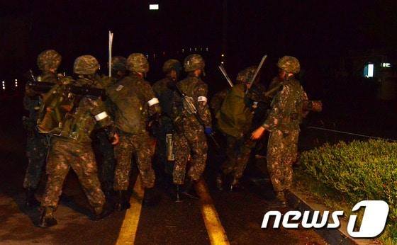 육군 22사단 헌병대가 강원 고성군 간성읍 대대리에서 GOP근무중 총기난사 후 도주한 임모 병장을 찾기 위해 수색작전을 하고 있다.  2014.6.22/뉴스1