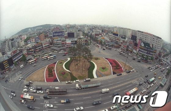 교통혼잡이 심각한 수원역 앞 광장. &#40;수원시청 제공&#41; ⓒ News1