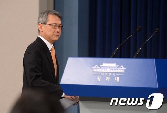 윤두현 청와대 홍보수석이 23일 오전 내각 및 청와대 인사 개편안을 발표하기 위해 청와대 춘추관 기자회견장 연단에 들어서고 있다. 2015.1.23/뉴스1 ⓒ News1 이동원 기자