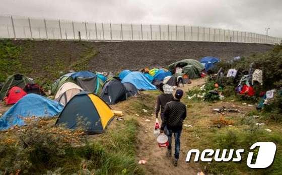프랑스 북부 칼레의 한 난민캠프. 3000명의 난민이 영국으로 들어가길 희망하고 있다.ⓒ AFP=뉴스1