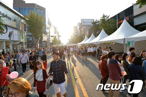 11일 개막하는 ‘2023 대전 0시 축제’가 대전역~옛 충남도청을 잇는 중앙로 일원에서 17일까지 차량 통행을 전면 통제한 가운데 펼쳐진다. 사진은 2015년 10월 중앙로에서 열린 차 없는 거리 행사 모습. /뉴스1 ⓒNews1 DB