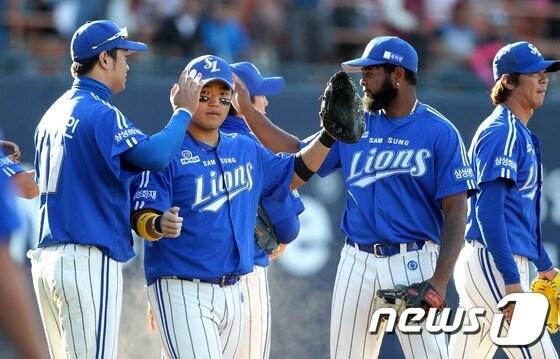 3일 오후 서울 목동야구장에서 열린 &#39;2015 타이어뱅크 KBO 리그 프로야구&#39; 넥센 히어로즈와의 경기에서 1 대 0으로 승리하며 5년 연속 정규시즌 우승 금자탑을 쌓아 올린 삼성 선수들이 기쁨을 나누고 있다. &#40;삼성라이온즈 제공&#41; 2015.10.3/뉴스1