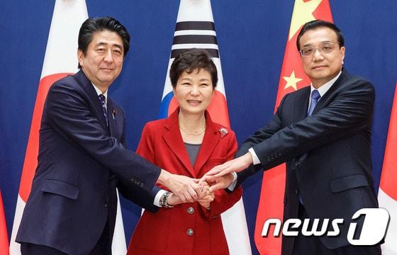 박근혜 대통령과 아베 신조&#40;安倍晋三&#41; 일본 총리, 리커창&#40;李克强&#41; 중국 총리가 지난해 11월 1일 청와대에서 열린 &#39;제6차 한·일·중 정상회의&#39;에서 손을 맞잡고 기념촬영을 하고 있다. &#40;청와대 제공&#41; 2015.11.1/뉴스1 ⓒ News1 이광호 기자