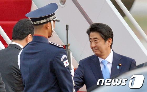 아베신조 일본총리가 2일 오후 서울공항에서 출국하고 있다.