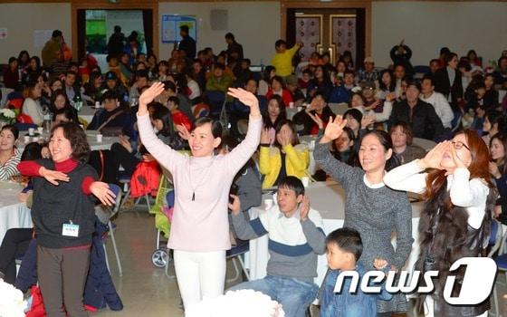 서울 성동구 행당동 성동구청에서 열린 &#39;송년 다문화 축제&#39;에서 국내 거주 이주민들과 그 가족들이 즐거운 시간을 보내고 있다. 2015.12.13/뉴스1 ⓒ News1 민경석 기자