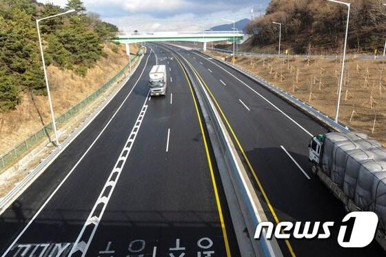 전북 남원시 지리산IC 인근 광주대구고속도로&#40;옛 88올림픽고속도로&#41;를 이용하는 차량들이 넓어진 도로에서 여유롭게 주행을 하고 있다. 광주대구고속도로는 왕복 2차로에서 왕복 4차로로 확장됐으며, 제한속도는 80km/h에서 100km/h로 높아졌다.  2015.12.21/뉴스1 ⓒ News1 