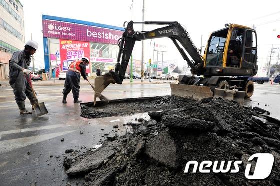 1대구시 상수도 본부와 시설관리공단 관계자들이 포크레인을 동원해 긴급복구 작업을 하고 있다. &#40;사진은 기사 내용과 무관함&#41; ⓒ News1 DB