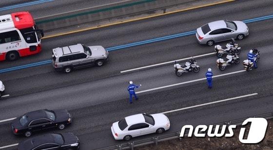 교통순찰용 싸이카가 고속도로 정체구간의 사고를 신속하게 처리하고 있다.&#40;사진은 기사와 관련없음&#41;/뉴스1 DB