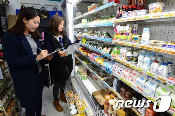 서울 서초구의 한 고등학교 주변 편의점에서 서초구청 관계자들이 판매중인 식품안전상태를 점검하고 있다. &#40;뉴스1/DB&#41;뉴스1 ⓒ News1 