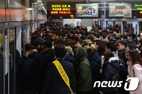 27일 오전 서울 강서구 9호선 가양역 승강장 내부가 출근하는 시민들로 가득 차 있다. 서울시는 오는 3월 말 지하철 9호선 2단계 연장운행 정식 개통을 앞두고 혼잡 문제를 개선하기 위해 3월2일부터 8663번 버스 운행을 시작한다고 지난 26일 밝혔다. 2015.2.27/뉴스1 ⓒ News1 민경석 기자