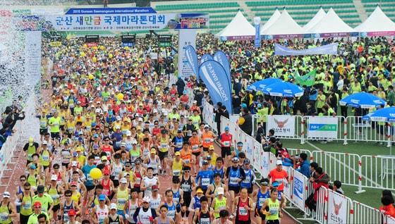 12일 오전 전북 군산시 월명종합경기장에서 열린 &#39;2015 군산 새만금 국제마라톤대회&#39;에서 풀코스 선수들이 힘찬 출발을 하고 있다. 이번 대회에는 풀코스&#40;42.195㎞&#41; 1229명, 10㎞ 1934명, 5㎞ 7515명이 참가했다.2015.4.12/뉴스1