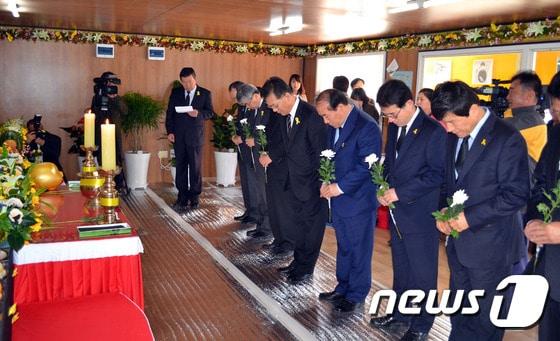 장휘국 광주시교육감과 장만채 전남도교육감이 세월호 1주기를 하루 앞둔 15일 전남 진도군 팽목항을 방문해 희생자들의 넋을 기렸다.2015.4.15/뉴스1 ⓒ News1 신채린 기자