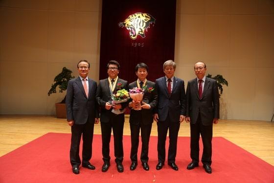 5일 고려대 인촌기념관에서 열린 개교 110주년 기념식 및 고대인의 날 행사에서 &#39;자랑스러운 고대인&#39; 상이 수여됐다. 주선회&#40;왼쪽부터&#41; 교우회장, 윤제균 영화감독, 정몽규 ㈜현대산업개발 회장, 염재호 고려대 총장, 김규태 교우회 수석부회장. &#40;고려대 제공&#41; ⓒ News1