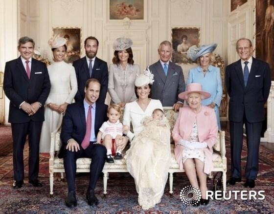 지난 2015년 샬럿 공주의 세례식 이후 샌드링엄하우스에서 찍은 영국 왕실 가족사진이 공개됐다.앞줄 왼쪽부터 영국 윌리엄 왕세손&#40;영국 왕위계승2순위&#41;, 조지 왕자&#40;왕위계승 3순위&#41;, 케이트 미들턴 왕세손비, 샬럿 공주&#40;왕위계승 4순위&#41;, 엘리자베스여왕.뒷줄 왼쪽부터 마이클 미들턴&#40;아빠&#41;, 피파 미들턴&#40;여동생&#41;, 제임스 미들턴&#40;남동생&#41;, 캐롤 미들턴&#40;엄마&#41;, 찰스 웨일스 왕자&#40;왕위계승1순위&#41;, 카밀라 콘월 공작부인, 필립 에든버러공작. ⓒ News1 최은지