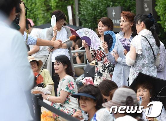 지난 2015년 7월 배우 배용준과 박수진의 결혼식을 보기 위해 식장 앞에서 기다리는 일본인 팬들의 모습ⓒ News1 