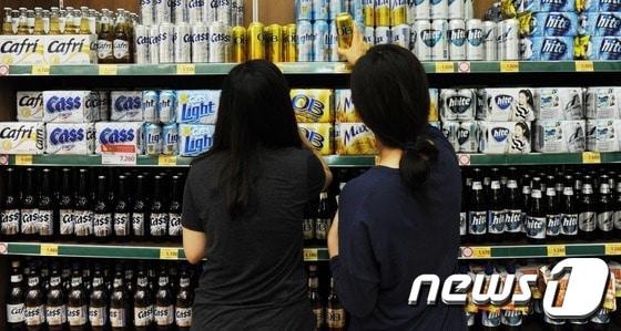 서울시내 한 대형마트 주류코너에서 소비자들이 제품을 고르고 있다./뉴스1 ⓒ News1