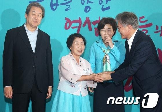 새정치민주연합 문재인 대표가 12일 서울 종로구 대한민국역사박물관에서 열린 광복 70주년 특별기획전 &#39;독립을 향한 여성영웅들의 행진&#39; 개막행사에서 독립운동가 오희옥 지사와 악수를 나누고 있다. 2015.8.12/뉴스1 ⓒ News1 오대일 기자