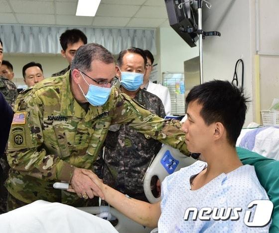 최윤희 합참의장과 커티스 스캐퍼로티 한미연합사령관이 지난 8월 12일 오후 경기도 성남시 국군 수도통합병원을 방문해 목함지뢰 폭발 사고로 중상을 당해 입원 중인 김모 하사를 격려하고 있다. &#40;합참 공보실 제공&#41; /뉴스1 ⓒ News1 조희연 기자