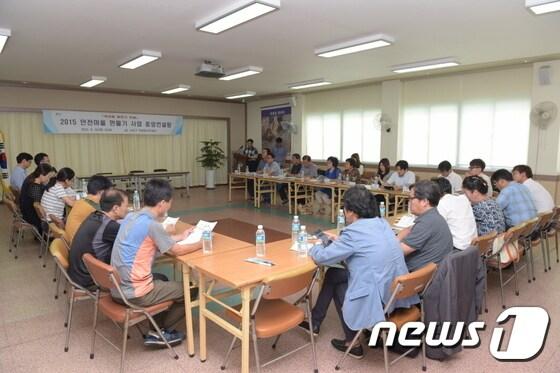 사상구청은  지난 13일 학장동주민센터와 붉은디 마을 현장에서‘안전인프라 구축 및 효과적인 사업추진을 위한 컨설팅’을 가졌다. &#40;사상구청 제공&#41;ⓒ News1