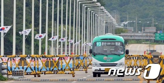 경기도 파주시 통일대교에서 통일촌 주민을 태운 마을 버스가 통일대교를 지나고 있다. &#40;사진은 기사 내용과 무관함&#41; / 뉴스1 ⓒ News1