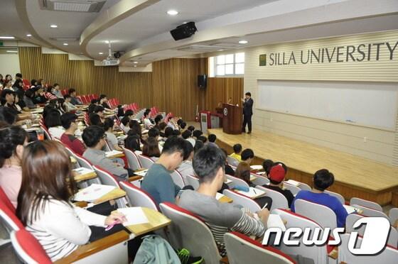 10일 오후5시 신라대학교 공학관 강의실에서 최고경영자과정 김충석 KNC중공업 회장이 &#39;나 자신을 경영하라&#39;는 주제로 강의를 하고 있다.&#40;신라대학교 제공&#41;ⓒ News1