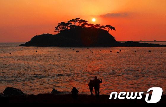 변산반도 솔섬 일몰 / 뉴스1