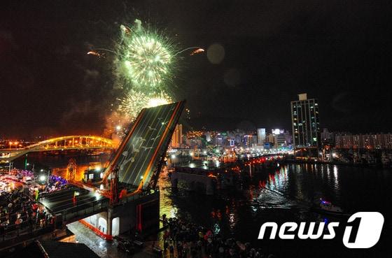 영도다리 축제의 일환으로 진행되는 영도다리 야간 도개 행사가 진행되고 있는 모습.ⓒ News1 DB