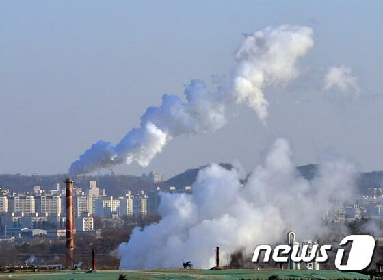 한 공장부지 굴뚝에서 피어오르는 수증기&#40;자료사진&#41; 2016.1.19/뉴스1 ⓒ News1 임경호 기자