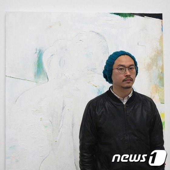 개인전 &#39;들과 새와 개와 재능&#39; 중 &#39;눈보라&#39; 앞에 선 백현진 작가 &#40;사진제공 PKM갤러리&#41;