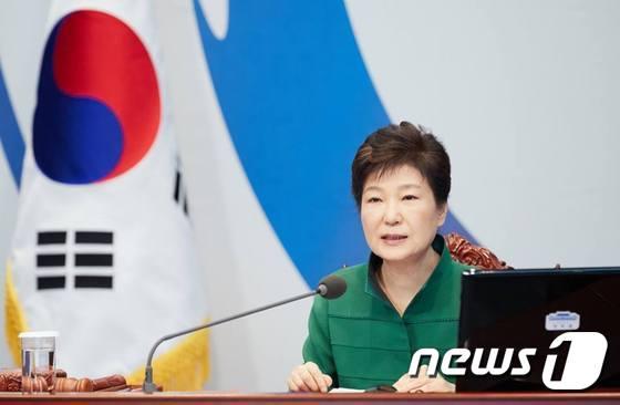 박근혜 대통령이 11일 오전 청와대에서 국무회의&#40;화상&#41;를 주재하고 있다.  &#40;청와대&#41; 2016.10.11/뉴스1 ⓒ News1 이광호 기자