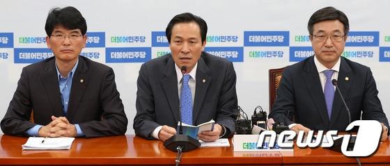 우상호 더불어민주당 원내대표가 13일 오전 서울 여의도 국회에서 열린 정책조정회의에서 모두발언하고 있다. 2016.10.13/뉴스1 ⓒ News1 손형주 기자