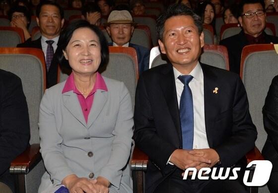 15일 서울 마포구청 대강당에서 열린 정청래 전 의원의 저서 &#39;정청래의 국회의원 사용법&#39; 출판기념회에서 추미애 더불어민주당 대표와 정 전 의원이 환하게 웃음짓고 있다. 2016.10.15/뉴스1 ⓒ News1 오대일 기자